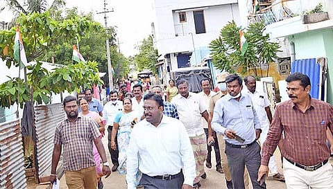 தேனி அருகே குன்னூர் பகுதியில் வீடுகளில் தேசிய கொடி ஏற்றப்பட்டிருப்பதை கலெக்டர் முரளிதரன் பார்வையிட்டார்.