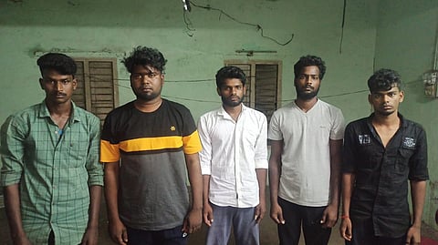 கைதான 5 பேரை படத்தில் காணலாம்.