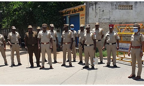 போலீஸ் பாதுகாப்பு போடப்பட்டுள்ள காட்சி.