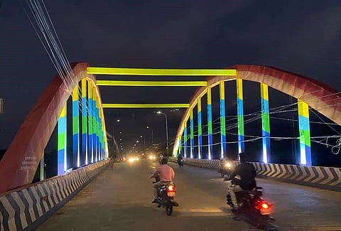 இரவில் வானவில் போன்று மின் விளக்குகளால் ஜொலிக்கும் மேம்பாலம்.