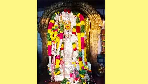 பக்தர்கள்  பால்குடம், தீச்சட்டி எடுத்து வழிபாடு