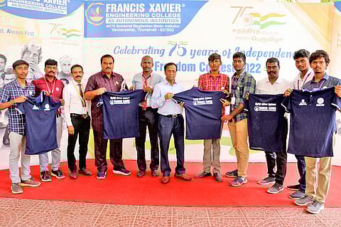 விழிப்புணர்வு டி-சர்ட்களை ஸ்காட் கல்வி குழும நிறுவனர் கிளிட்டஸ்பாபு மாணவர்களுக்கு வழங்கிய போது எடுத்தபடம்.