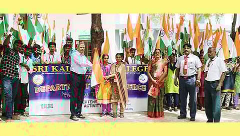 கல்லூரி முதல்வர் கிருஷ்ணமூர்த்தி, தேசிய கொடிகளை மாணவிகளுக்கு வழங்கி  நிகழ்ச்சியை தொடங்கி வைத்தார்.&nbsp;