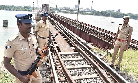 ஈரோட்டில் தங்கும் விடுதிகளில் போலீசார் அதிரடி சோதனை