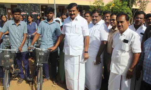 அமைச்சர் மு.பெ.சாமிநாதன் மாணவர்களுக்கு இலவச சைக்கிள் வழங்கிய காட்சி.