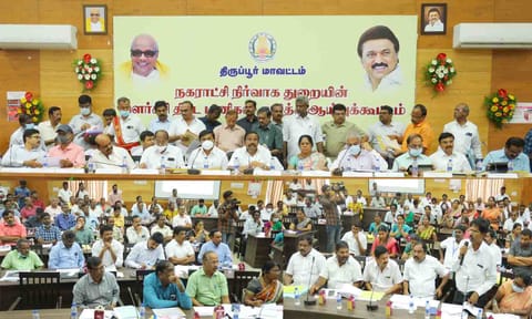 அமைச்சர் கே.என்.நேரு தலைமையில் ஆய்வு கூட்டம் நடைபெற்ற காட்சி.&nbsp;