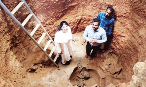 ஆதிச்சநல்லூர் அகழாய்வு பணிகளை கனிமொழி எம்.பி. நேரில் பார்வையிட்டு ஆய்வு செய்தார்.