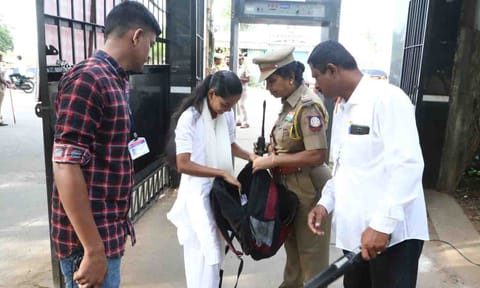 சுதந்திர தினவிழா நடைபெற்ற  திருப்பூர் அரசு சிக்கண்ணா கலைக்கல்லூரிக்கு வந்த மாணவியின் உடைமைகளை போலீசார் சோதனை செய்த காட்சி.&nbsp;