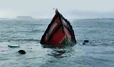 சிதம்பரம் அருகே படகு கவிழ்ந்து மீனவர் பலி