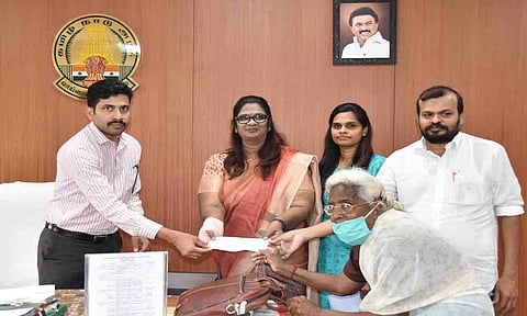 வரைவோலையை  கலெக்டர் வினீத் முன்னிலையில் இந்திரா சுந்தரம் ,மூதாட்டி ஜெயலட்சுமியிடம் வழங்கிய காட்சி.
