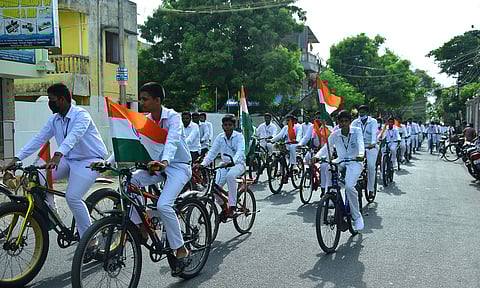 அமலோற்பவம் பள்ளி மாணவர்கள் சைக்கிள் பேரணி சென்ற காட்சி.