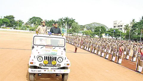விழாவில் போலீஸ் அணிவகுப்பை கலெக்டர் கார்மேகம் பார்வையிட்ட காட்சி.