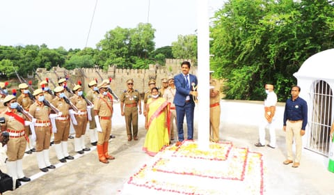 75-வது சுதந்திர தினத்தையொட்டி வேலூர் கோட்டை கொத்தளத்தில் கலெக்டர் குமாரவேல் பாண்டியன் தேசிய கொடி ஏற்றினார்.