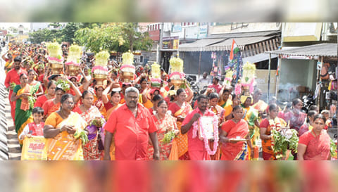 கஞ்சி கலய ஊர்வலம் சென்ற பெண்கள்.