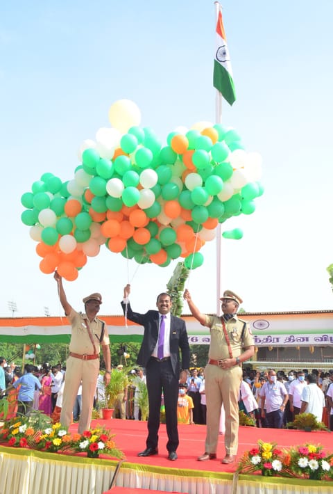 கோவையில் சுதந்திர தின விழா-கலெக்டர் சமீரன் கொடியேற்றினார்