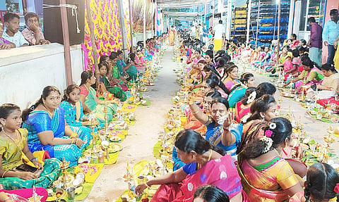 புவனேசுவரி அம்மன் கோவில்: திருவிளக்கு வழிபாடு