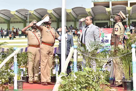 ஈரோட்டில் கலெக்டர் தேசியகொடி ஏற்றினார்