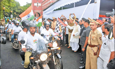 கவர்னர் பகத்சிங்கோஷ்யாரி மோட்டார் சைக்கிள் பேரணியை தொடங்கி வைத்த காட்சி.