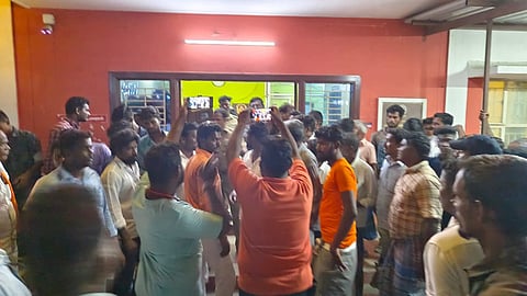 பொதுமக்கள் முற்றுகையிட்டதை படத்தில் காணலாம்.