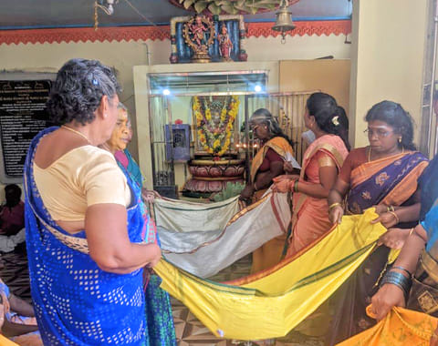 திருவாசகம் நிகழ்ச்சியில் கலந்து கொண்ட பெண்களை படத்தில் காணலாம்.