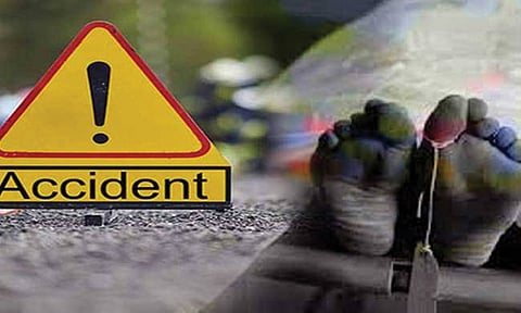 பைக் மீது லாரி மோதி தொழிலாளி பலி