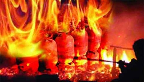 கியாஸ் சிலிண்டர் வெடித்து முதியவர் பரிதாப சாவு