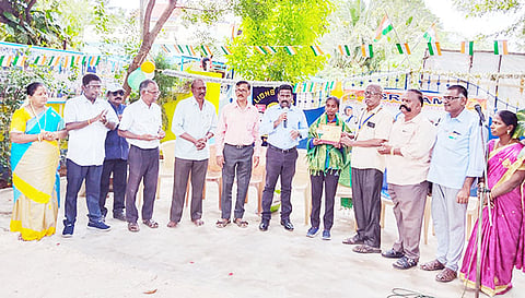 தங்கம் வென்ற மாணவி சீதளாதேவிக்கு சங்க தலைவர் சோமசுந்தரம் பரிசு வழங்கினார்.