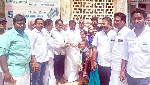 தஞ்சை தெற்கு மாவட்ட காங்கிரஸ் சார்பில் மாவட்ட தலைவர் கிருஷ்ணசாமி வாண்டையார் இனிப்புகளை வழங்கினார்.
