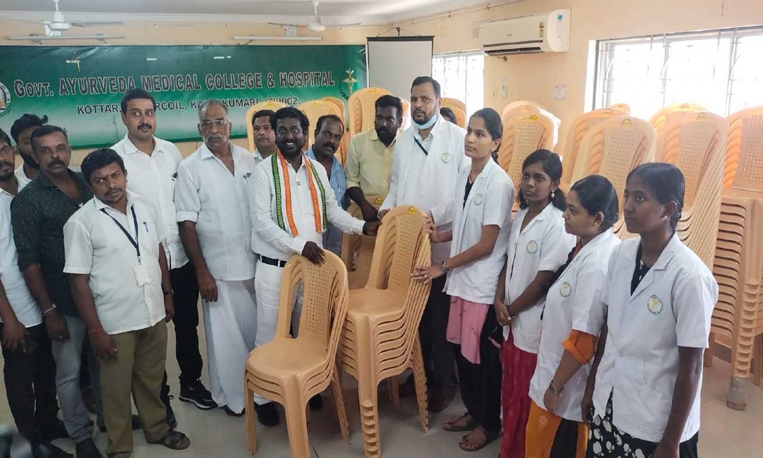 கோட்டார் ஆயுர்வேத மருத்துவக் கல்லூரிக்கு 300 நாற்காலிகள்