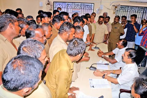 ஆட்டோ டிரைவர்கள் மாநகராட்சி அலுவலக்திற்கு திரண்டு வந்து மனு கொடுத்த காட்சி.