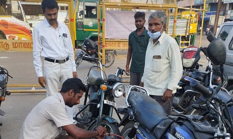 கோபி பஸ் நிலையத்தில் நிறுத்தி வைக்கப்பட்ட இருசக்கர வாகனங்களுக்கு பூட்டு