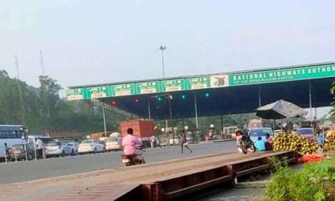 பரனூர் சுங்கச்சாவடியில் போக்குவரத்து நெரிசல்- அதிகாலை 4 மணி நேரம் வாகனங்கள் இலவசமாக அனுமதி