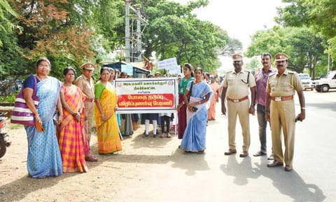 பேரணியில் கலந்து கொண்ட மாணவிகள், பேராசிரியர்கள்.