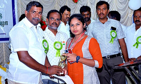 நிகழ்ச்சியில் மாணவ-மாணவிகளுக்கு ஊக்கத்தொகை, பரிசு வழங்கப்பட்டது.