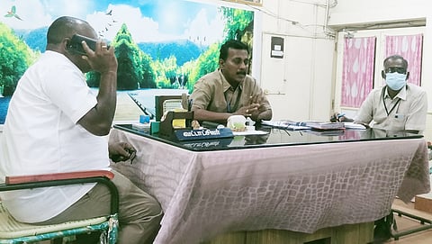 வாடிப்பட்டி தாலுகா அலுவலகத்தில் மாதாந்திர விவசாயிகள் குறைதீர்க்கும்  தாசில்தார் நவநீதகிருஷ்ணன் தலைமையில் நடந்தது.&nbsp;