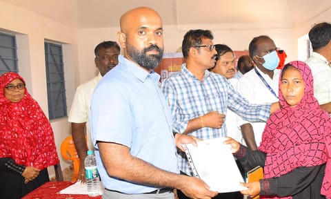 கீழக்கரை அருகே உள்ள குலபதம் கிராமத்தில் பயனாளிகளுக்கு பட்டா மாறுதல் உத்தரவை கலெக்டர் ஜானிடாம் வர்கீஸ் வழங்கினார்.