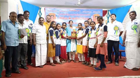 விழாவில் மாணவிகளுக்கு பரிசு வழங்கப்பட்டபோது எடுத்தபடம்.