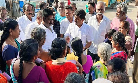 பொதுமக்களிடம் மேயர் தினேஷ்குமார் குறைகளை கேட்டறிந்த காட்சி.&nbsp;