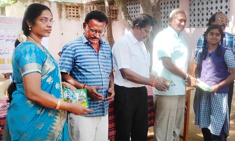 மாணவ-மாணவிகளுக்கு கல்வி உபகரணங்கள் வழங்கப்பட்டது.