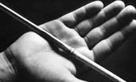 ஆந்திராவில் மாணவியை பிரம்பால் அடித்த ஆசிரியை மீது கல்வீசி தாக்கிய வாலிபர்