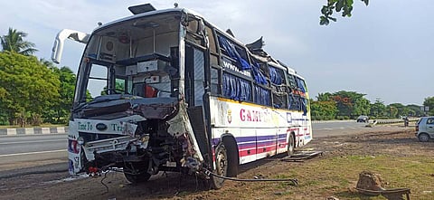 விபத்தில் சேதமடைந்த பஸ்.