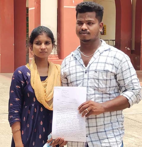போலீஸ் சூப்பிரண்டு அலுவலகத்தில் தஞ்சமடைந்த புதுமண தம்பதியை படத்தில் காணலாம்.