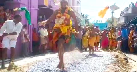 பக்தர்கள் பூக்குழி இறங்கியபோது எடுத்தபடம்.
