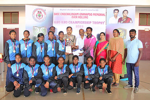 வெற்றிபெற்ற அணியினரை படத்தில் காணலாம்.