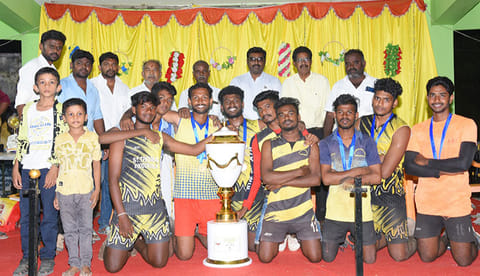 வெற்றிபெற்ற கூடுதாழை அணிக்கு பரிசு கோப்பை வழங்கப்பட்ட காட்சி.