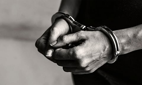 போதை பொருட்கள் பதுக்கி விற்ற வாலிபர் கைது