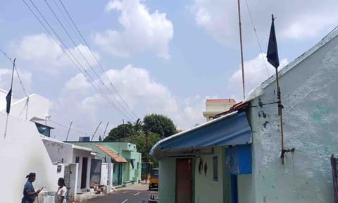 வீடுகளில் கருப்புக்கொடி கட்டப்பட்டுள்ள காட்சி.