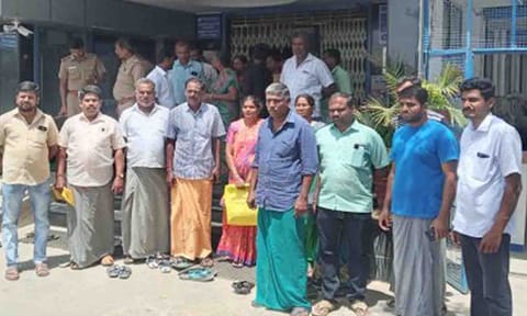 கேத்தனூர் வங்கியை வாடிக்கையாளர்கள் முற்றுகையிட்ட காட்சி.