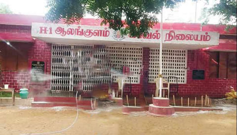 ஆலங்குளம் காவல் நிலையத்தில் போலீசார் பற்றாக்குறை- டிரைவர் இல்லாததால் ஆட்டோவில் செல்லும் இன்ஸ்பெக்டர்