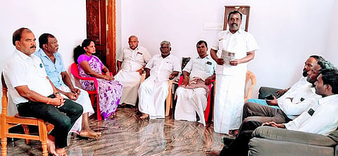 கடையத்தில் காங்கிரஸ் நிர்வாகிகள் கூட்டம் நடைபெற்ற காட்சி.